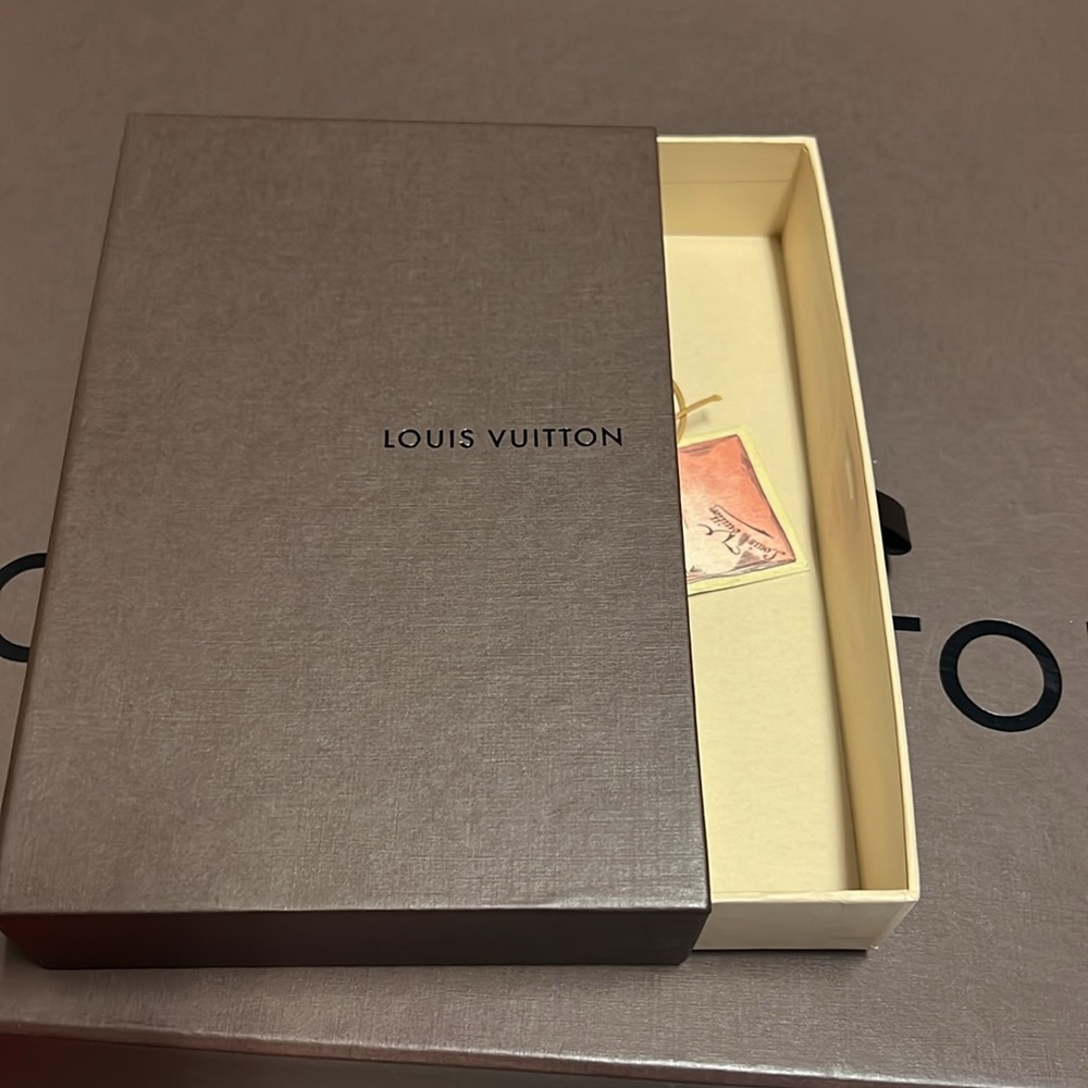 Louis Vuitton monogram Vernis red agenda/ passport/ CC. holders whit box - Picture 17 of 17